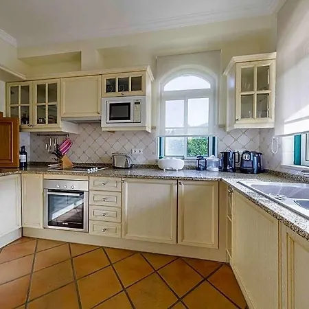 Vila Sleeps 4 With Pool Air Con And Wifi